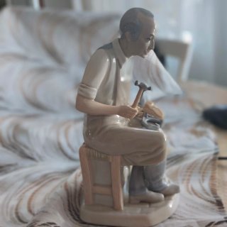 Figura porcelana ,Zapatero hecho por Miquel Requen
