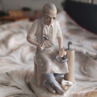 Figura porcelana ,Zapatero hecho por Miquel Requen