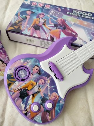 Guitarra com música e luzes e boné Kpop 4/10 anos