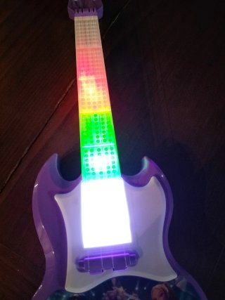 Guitarra com música e luzes e boné Kpop 4/10 anos