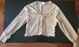 Top estilo chaquetita beige con lazo