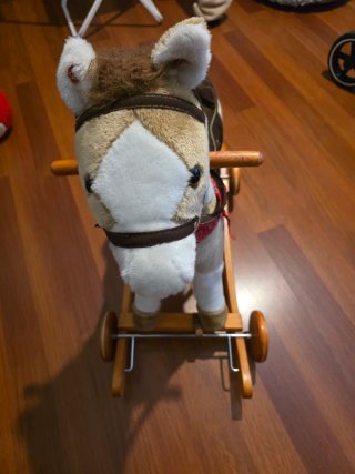 Caballito de peluche con ruedas