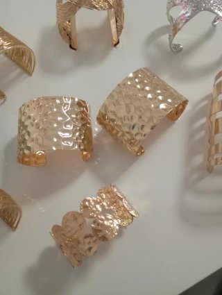 Lote Brazaletes Dorados y Plateados