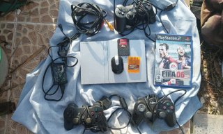 Play 2 con mandos, tarjeta de memoria,cablesLote 1