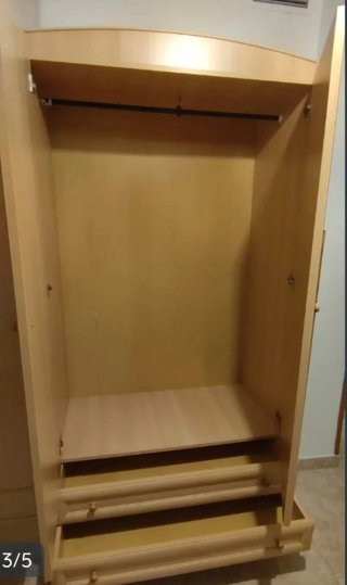 Armario de madera beige con cajones