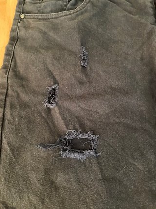 Jeans corti neri strappati