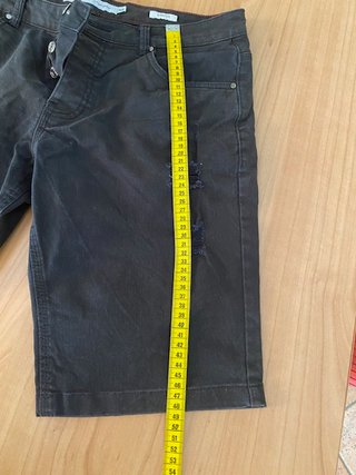 Jeans corti neri strappati
