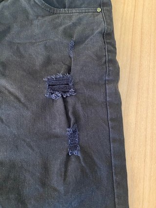 Jeans corti neri strappati
