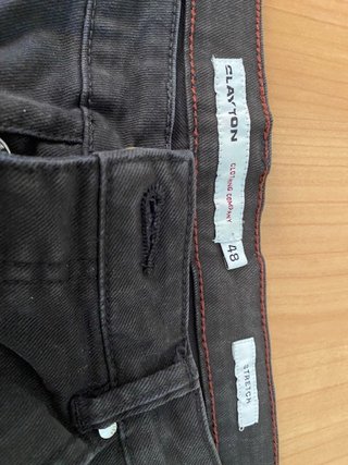 Jeans corti neri strappati