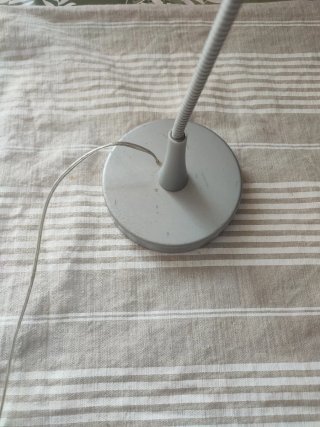 Lámpara de mesa flexible gris