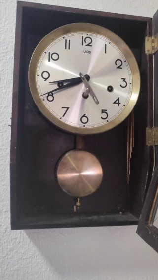 Reloj de pared SARS marrón y dorado