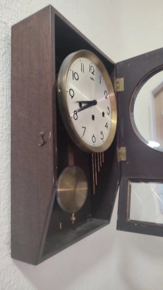 Reloj de pared SARS marrón y dorado