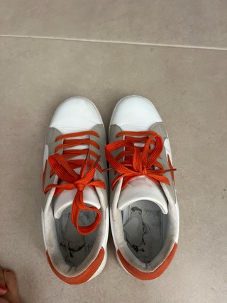 Zapatillas blancas y naranjas talla 39