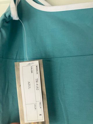 Vestido asimétrico verde azulado con etiqueta