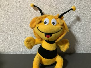 Peluche Maya la Abeja + Fournier Cartas
