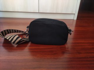 Bolso Pull and Bear negro correa estampado