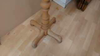 Perchero de pie de madera