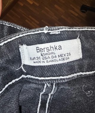 Falda mini vaquera Bershka negra