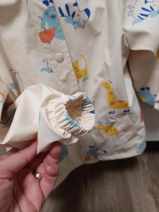 Chubasquero infantil con estampado de animales