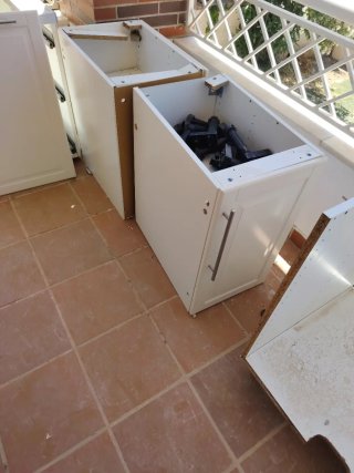 Cocina blanca y gris de mármol y madera
