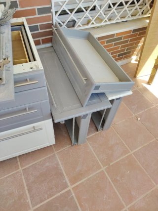 Cocina blanca y gris de mármol y madera