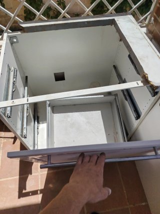 Cocina blanca y gris de mármol y madera
