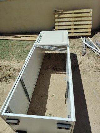 Cocina blanca y gris de mármol y madera