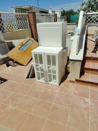 Cocina blanca y gris de mármol y madera