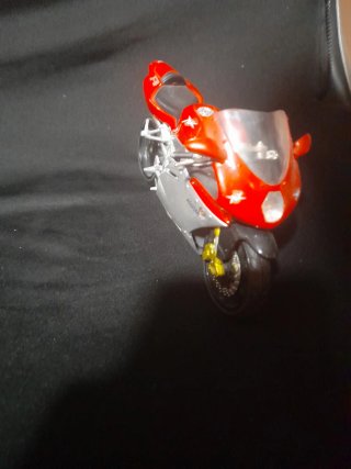 Moto a escala MV Agusta