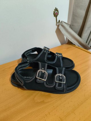 Sandalias negras Primark con hebillas plateadas
