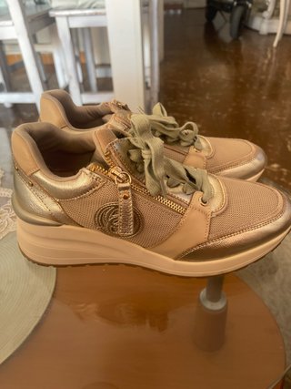 Zapatillas Carmela Doradas Talla 40