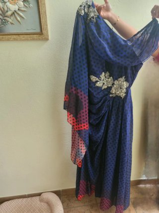 Vestido de fiesta azul con lunares