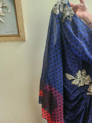 Vestido de fiesta azul con lunares