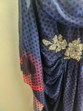 Vestido de fiesta azul con lunares