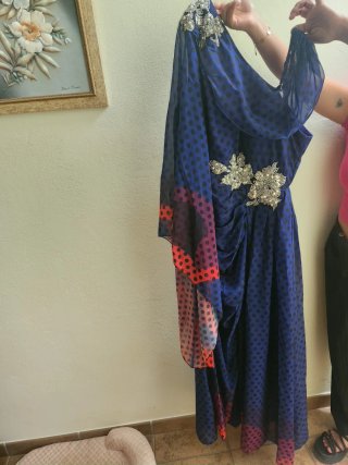 Vestido de fiesta azul con lunares
