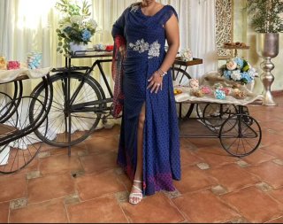 Vestido de fiesta azul con lunares