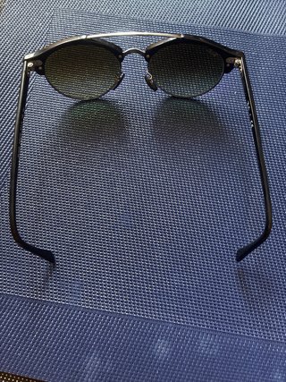 Gafas de sol azules y plateadas