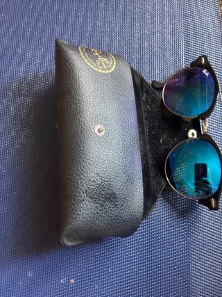 Gafas de sol azules y plateadas