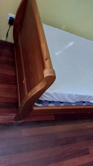Canapé de madera marrón