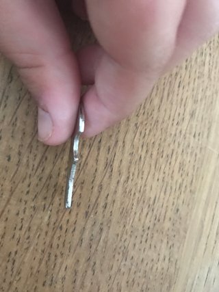 Llave pequeña plateada con número 13