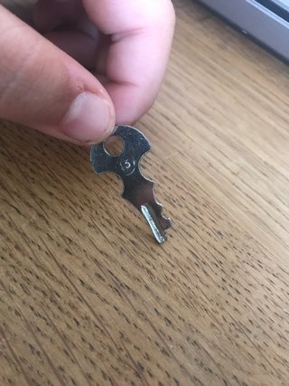 Llave pequeña plateada con número 13