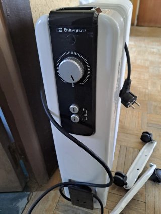 Radiador eléctrico blanco con ruedas