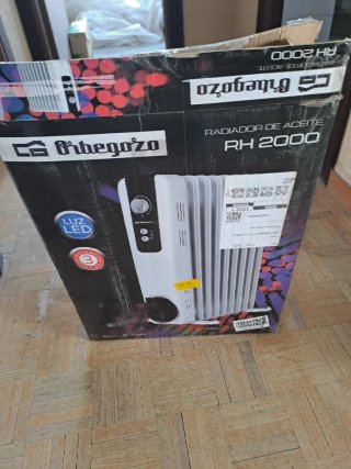 Radiador eléctrico blanco con ruedas