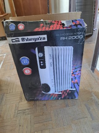 Radiador eléctrico blanco con ruedas