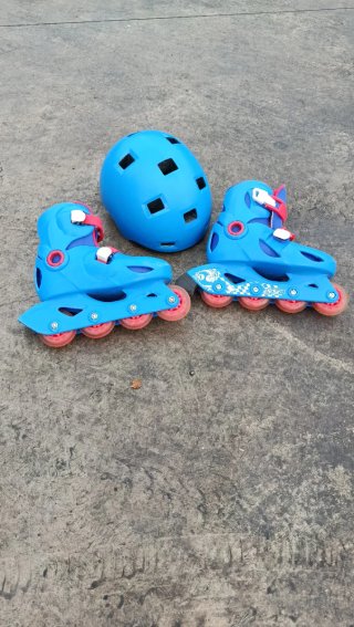 Patines en línea y casco azul