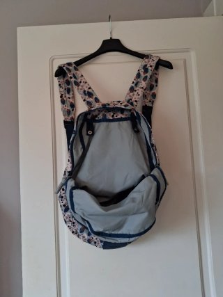 Mochila de tela estampada de tela fina.