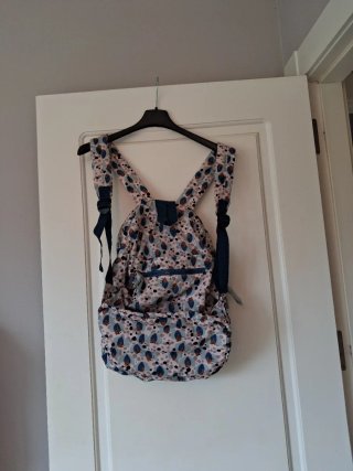 Mochila de tela estampada de tela fina.