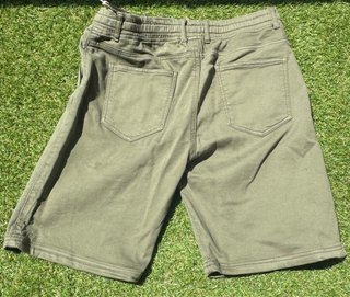 Pantalón corto tipo bermuda de la marca YES Design