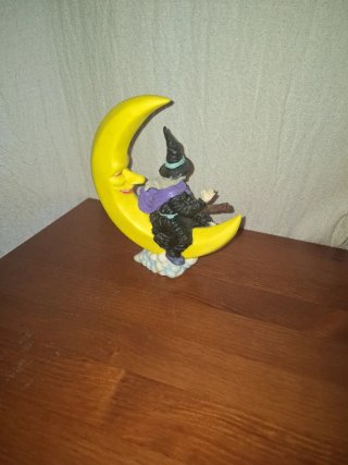 Figura Bruja en Luna Halloween