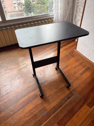 Mesa auxiliar con ruedas para portátil